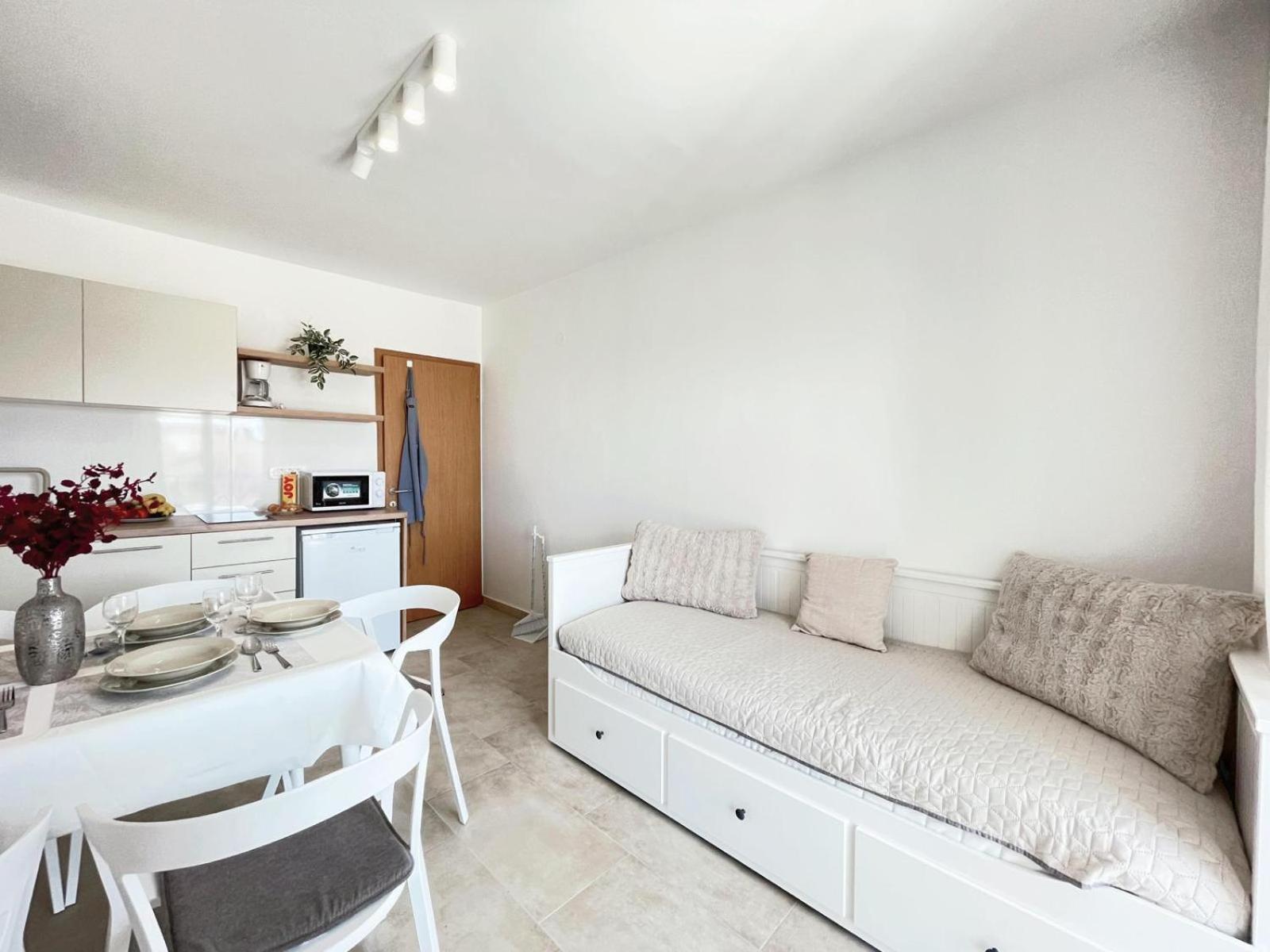 Caramel Comforts With Sea View In Stinjan Only 300 Meters From The Beach Pula Exterior photo
